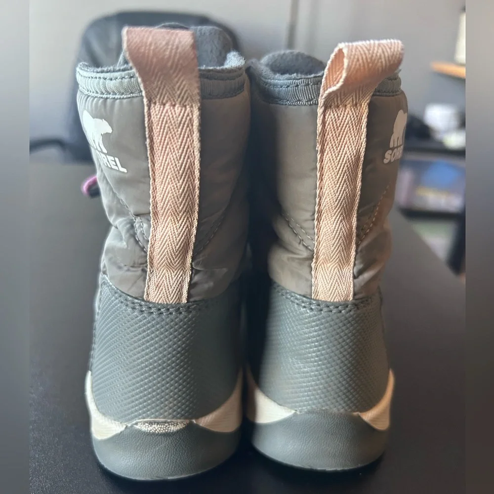 Sorel‎ Kids Boots in Gray with Pink Laces
